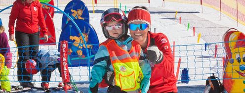 An ausgewählten Terminen zwischen Dezember und Mai werden Kinder bis 6 Jahren kostenlos in der Skischule betreut.