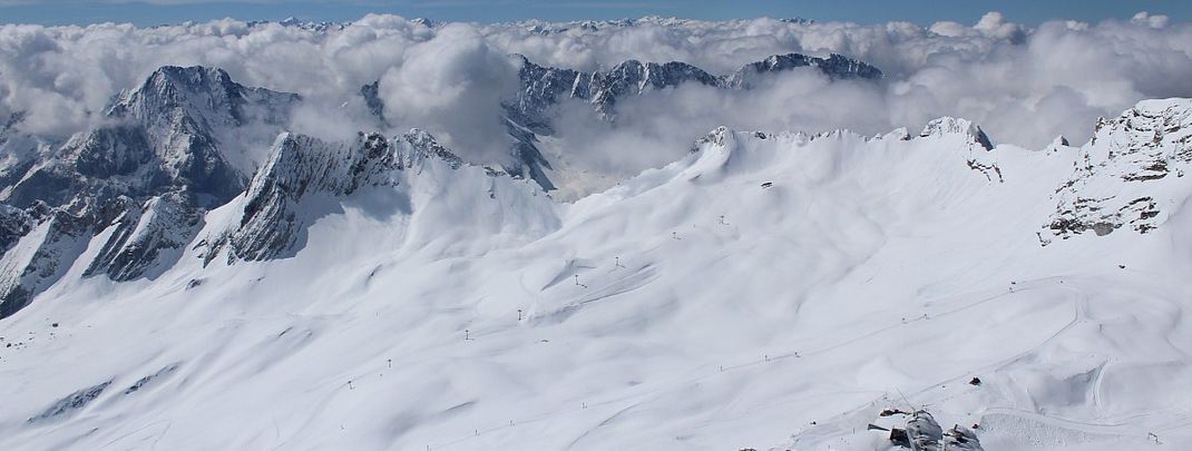 Die Skisaison ist beendet auf der Zugspitze, aber der Schnee liegt so hoch wie seit 20 Jahren nicht.