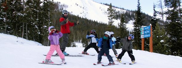 Big Skys Skischule ermöglicht allen Skineulingen eine sichere und lustige Lernerfahrung.