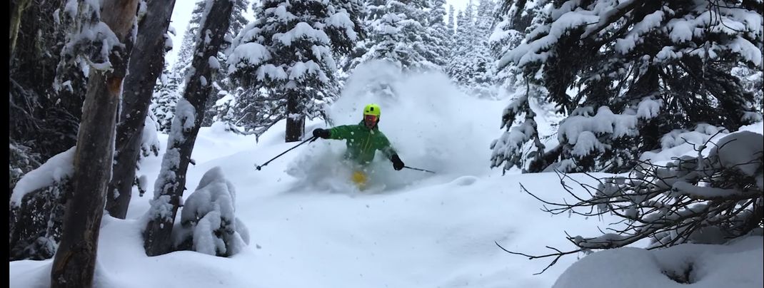 Lukas ist immer auf der Suche nach dem perfekten Tiefschnee.