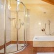 Badezimmer mit Dusche und Badewanne