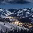 Der Ort Sun Valley wird im Winter umrahmt von tief verschneiten Bergen.