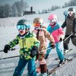 In Skikursen können Kinder das Skifahren lernen.