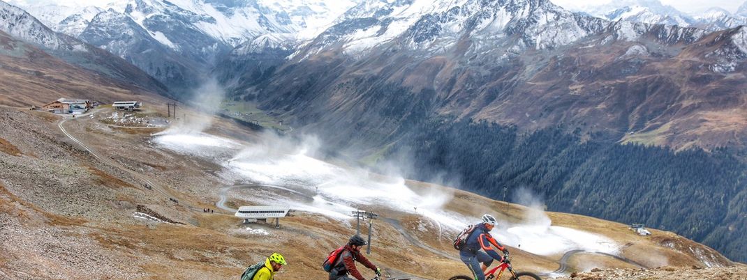 Die Schneekanonen laufen auf Hochtouren in Davos.