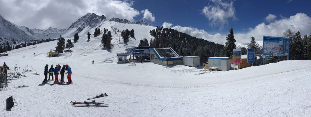 Tief verschneit präsentieren sich die Pisten am Dienstag am Reschenpass. Über 30cm Neuschnee fielen hier im Tiroler Oberland. Zwischendurch ließ sich sogar die Sonne blicken.