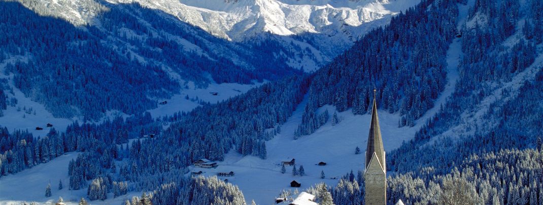 1 Wohnung für 6 Personen:- 2 Schlafzimmer (1 mit Doppelbett und 1 mit Koje)- voll ausgestattete Küche mit Backofen, Mikrowelle, Senseo, - Schönes Wohnzimmer mit Sofa, WIFI und LCD-tv- Neues BadeszimmerAuch kostenloze Nutzung der:- Indoor-Spielplatz und außer-Spielplatz- Turnhalle (Ping Pong, Badminton)- Schwimmbad, 2 Finnische Saunen, Infrarotkabine und Ruheraum mit fantastischer Aussicht! In dem Gebäude haben Sie auch- Bar und gemütliches Restaurant zu günstigen Preisen- Kegelbahn und Disco im Keller- Jeden Morgen frische Brötchen- Skiverleih und Skischule