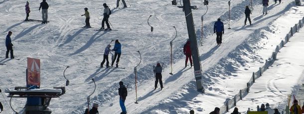 Die Piste Dorfwiese im Skigebiet Willingen eignet sich optimal für erste Skiversuche.