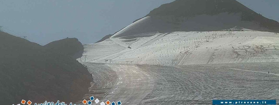 Viele Trainingsgruppen nutzen die Pisten am Stilfser Joch in Südtirol.