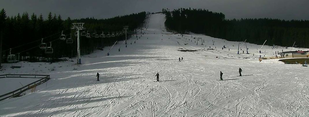 Dringend Neuschnee-Nachschub brauchen auch die Abfahrten auf dem Wurmberg im Harz. (Webcambild vom 30.1.)