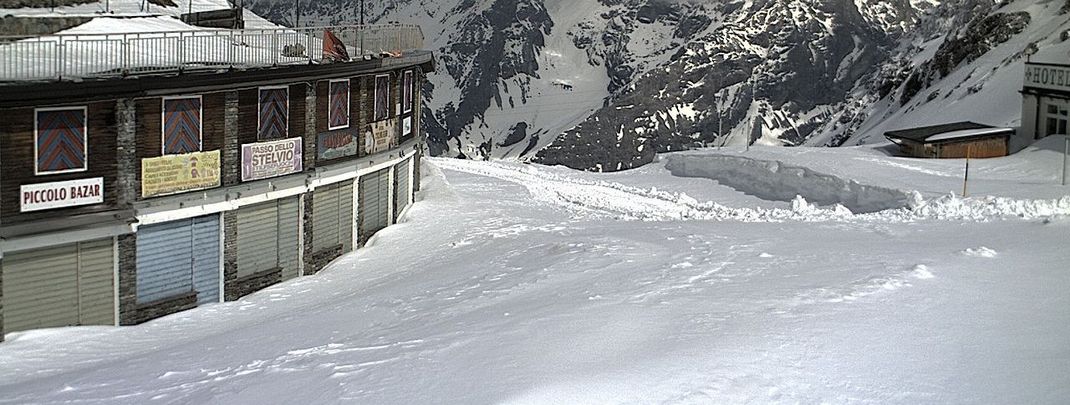 Pass-Straße noch nicht geräumt: Erst am 1. Juni startet die Saison am Stilfser Joch, dem einzigen reinen Sommerskigebiet in den Alpen. Vorher ist die Gletscherstraße nicht frei zu bekommen.