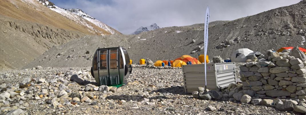 Die Gondel steht direkt an den Zelten des Mount Everest Base Camp auf 5200 Höhenmetern.