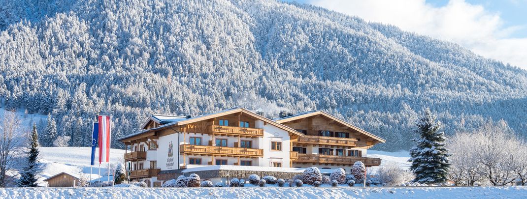 Der winterliche 4*-Schörhof von außen