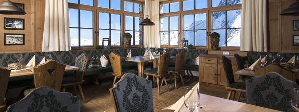 Im Spannagelhaus kann man drinnen oder draußen sitzen.