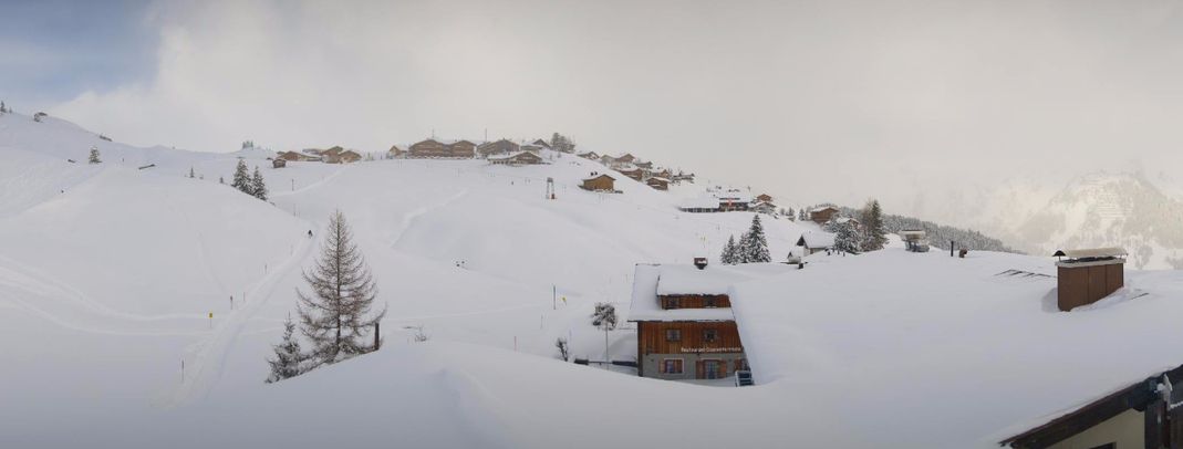 Verschneiter Ausblick vom Hotel Goldener Berg in Oberlech. (Dienstag, 18. April)
