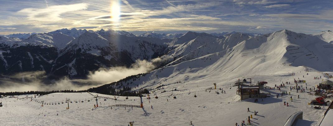 Toller Blick am Freitag von der Bergstation des Schattberg X-press II (2.010m) in Saalbach. (Webcambild vom 5.1.18)