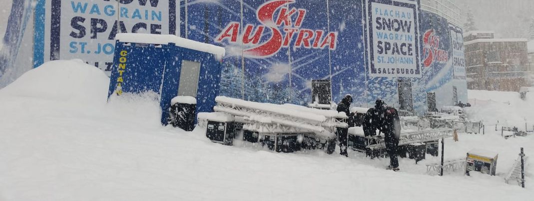 Im dichten Schneetreiben wurde die Tribüne für die Zuschauer fertig aufgebaut.