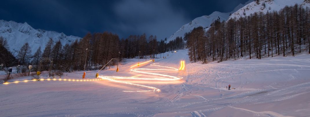 Bei der Ski-Show Samnaun zeigen die örtlichen Skilehrer beeindruckende Variationen des Ski-Sports.