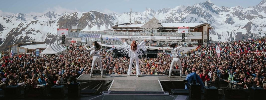 Schlager-Queen Andrea Berg begeisterte die 17.300 Fans mit einer großen Bühnenshow.