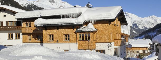 Das Hotel Garni Albona mitten im verschneiten St. Anton am Arlberg