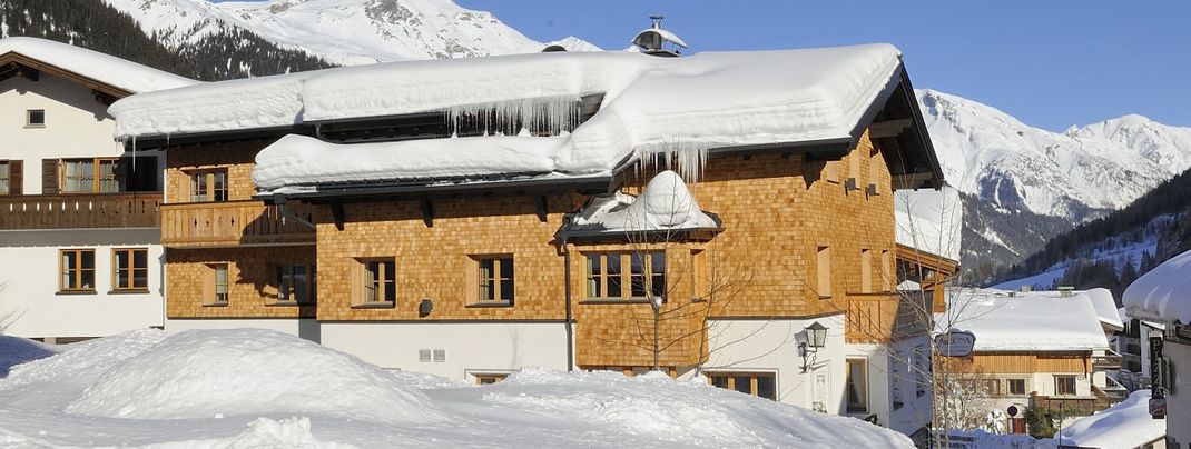 Das Hotel Garni Albona mitten im verschneiten St. Anton am Arlberg