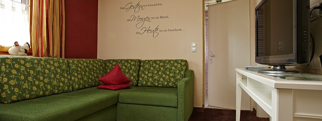 Dreibettzimmer mit Wohnzimmer