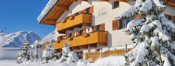 Pension Michaela 1.700m autofreiMitten im Schigebiet, ski in ski outDirekt am Schilift der Sie ins größte Schigebiet Österreichs bringt!