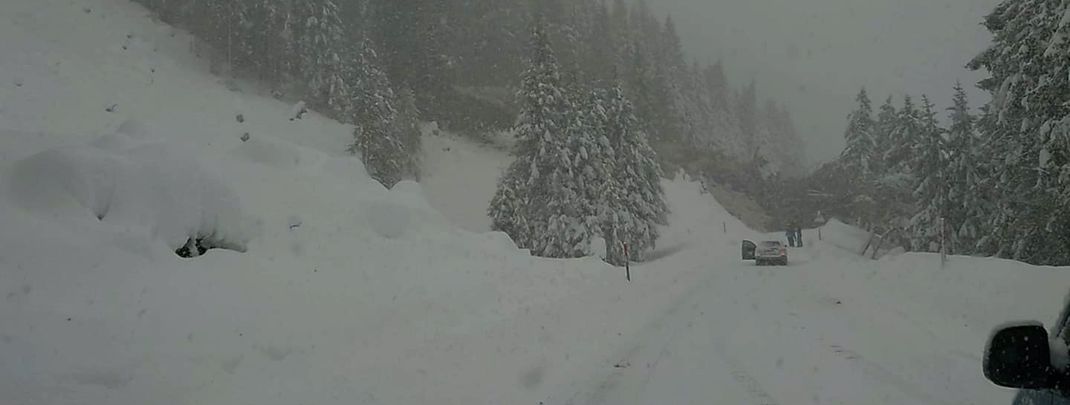 Eine Lawine versperrte die Zufahrtsstraße am Stubaier Gletscher. Mehrere Skifahrer waren da gerade auf dem Heimweg.