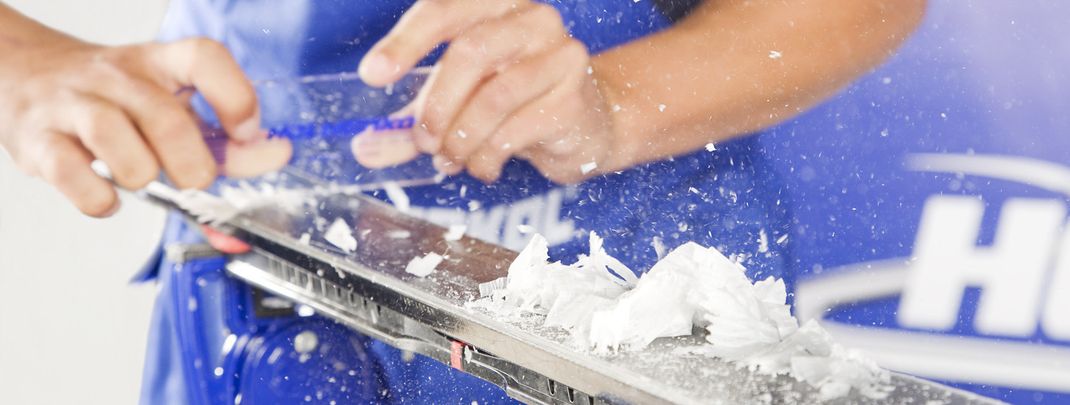 Das überschüssige Wachs wird mit der Kunststoff-Abziehklinge entfernt.