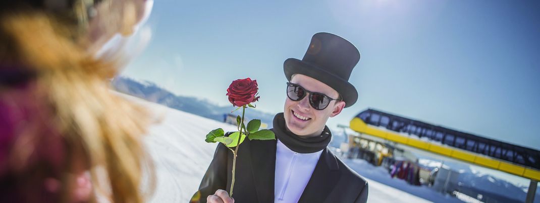 Zum Rosenkavalier wird der Pistenhelfer am Valentinstag.