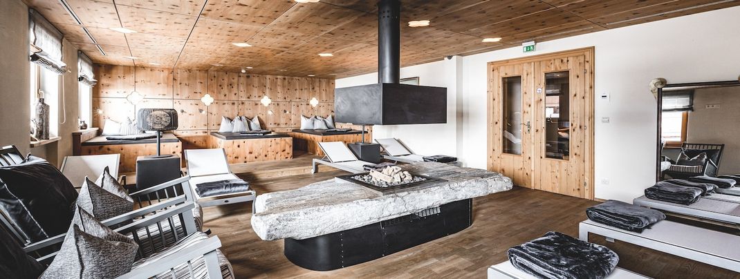 Entspannung zwischen den Saunagängen bietet der Ruheraum samt Kamin.