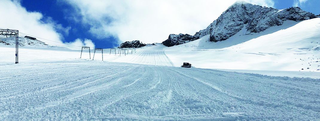 Nach den Schneefällen am Wochenende laufen die Vorbereitungen für den Saisonstart am Stubaier Gletscher auf Hochtouren.