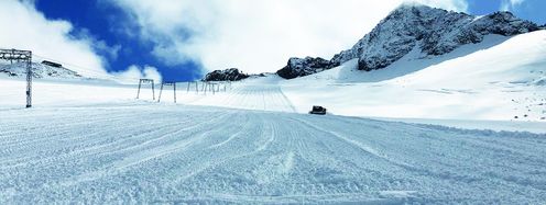 Nach den Schneefällen am Wochenende laufen die Vorbereitungen für den Saisonstart am Stubaier Gletscher auf Hochtouren.