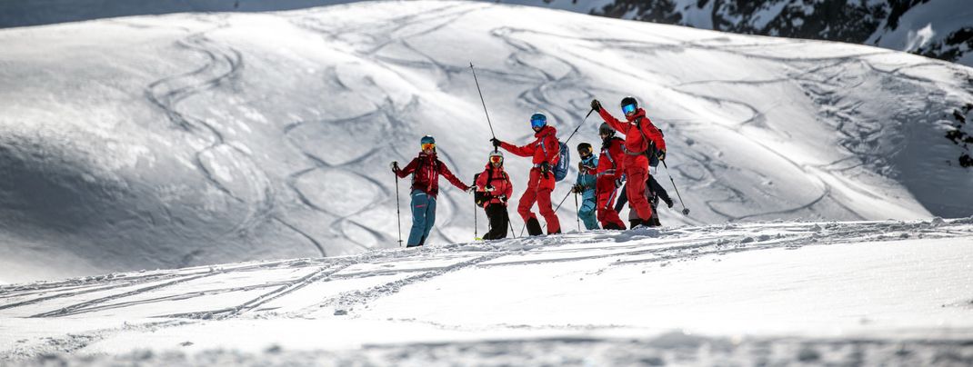 Beim Freeride Testival führen dich Profis durch den Tiefschnee.
