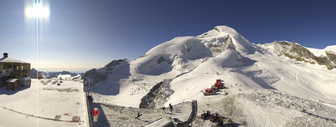 Ausblick vom Drehrestaurant Mittelallalin auf das Sommer-Skigebiet in Saas-Fee.