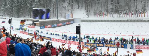Die große Haupttribüne liegt in Ruhpolding direkt gegenüber des Schießstands.