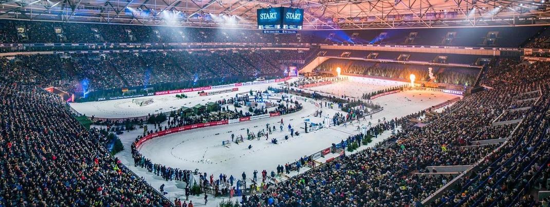 Ausverkaufte Arena: Weit über 40.000 Zuschauer jubeln auf Schalke den Biathleten zu.