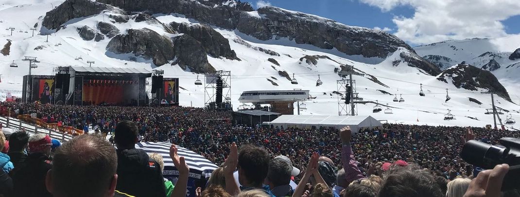 Zwei riesige Screens rechts und links neben der Bühne sorgten für einen spektakulären Auftritt.