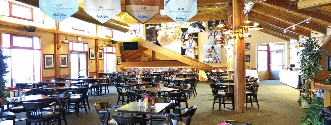 Bedienrestaurant im 1. Stock der Nakiska Day Lodge