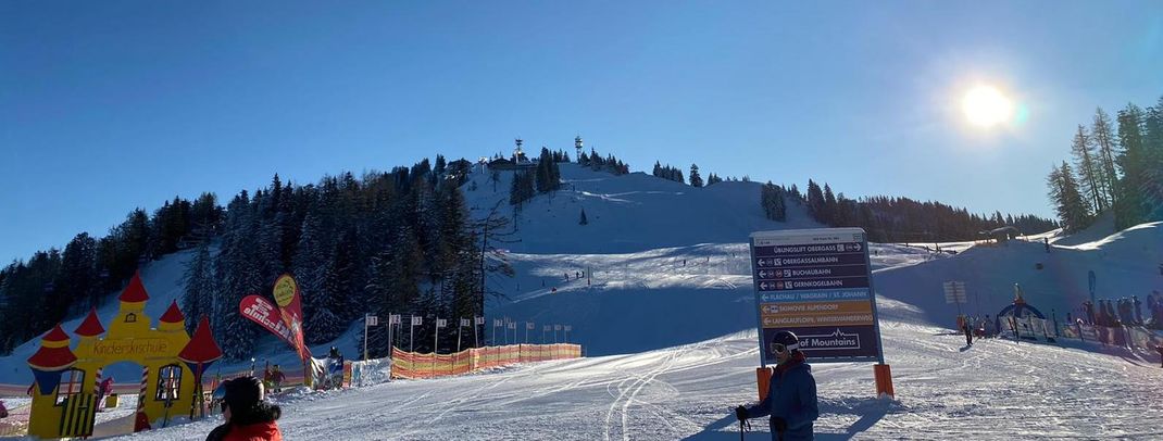 Children's ski school at the Obergass practice lift in Alpendorf