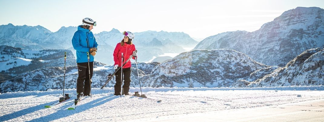 Wer einen fachkundigen, erfahrenen Skifahrer als Partner hat, kann auch von diesem unter Umständen das Skifahren lernen.