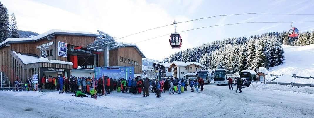 Lange Schlangen bilden sich derzeit vor dem Einstieg zur Schatzbergbahn.