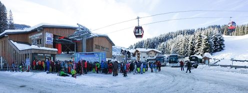 Lange Schlangen bilden sich derzeit vor dem Einstieg zur Schatzbergbahn.