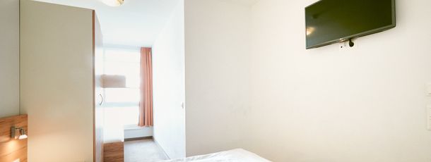 Das Schlafzimmer verfügt über ein Doppelbett und ein ausklappbares Etagenbett für 2 Personen, sowie ein Badezimmer mit Dusche und WC.