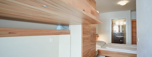 Das Schlafzimmer verfügt über ein Doppelbett und ein ausklappbares Etagenbett für 2 Personen, sowie ein Badezimmer mit Dusche und WC.