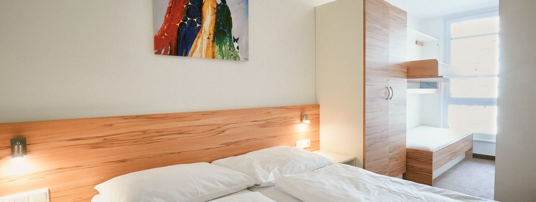 Das Schlafzimmer verfügt über ein Doppelbett und ein ausklappbares Etagenbett für 2 Personen, sowie ein Badezimmer mit Dusche und WC.