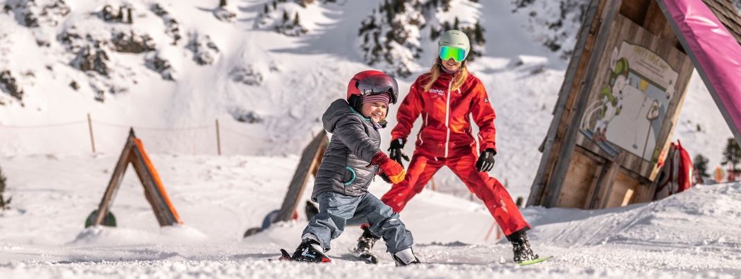 Mit Pflug und ohne Skistöcke beginnt der erste Skikurs.