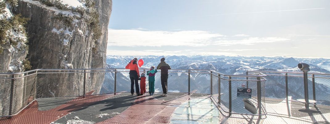 Auf der freischwebenden Plattform hast du eine spektakuläre Aussicht auf die umliegende Berglandschaft.