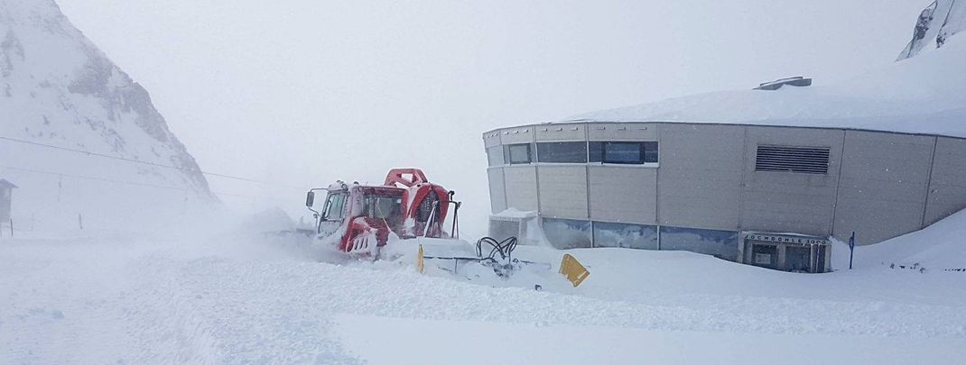 Am Stubaier Gletscher hat es selbst Schneeraupen eingeschneit.