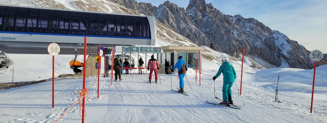 Wer auf der Zugspitze Skifahren will, der benötigt ab Mittwoch zusätzlich einen negativen Schnelltest.