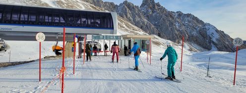 Wer auf der Zugspitze Skifahren will, der benötigt ab Mittwoch zusätzlich einen negativen Schnelltest.